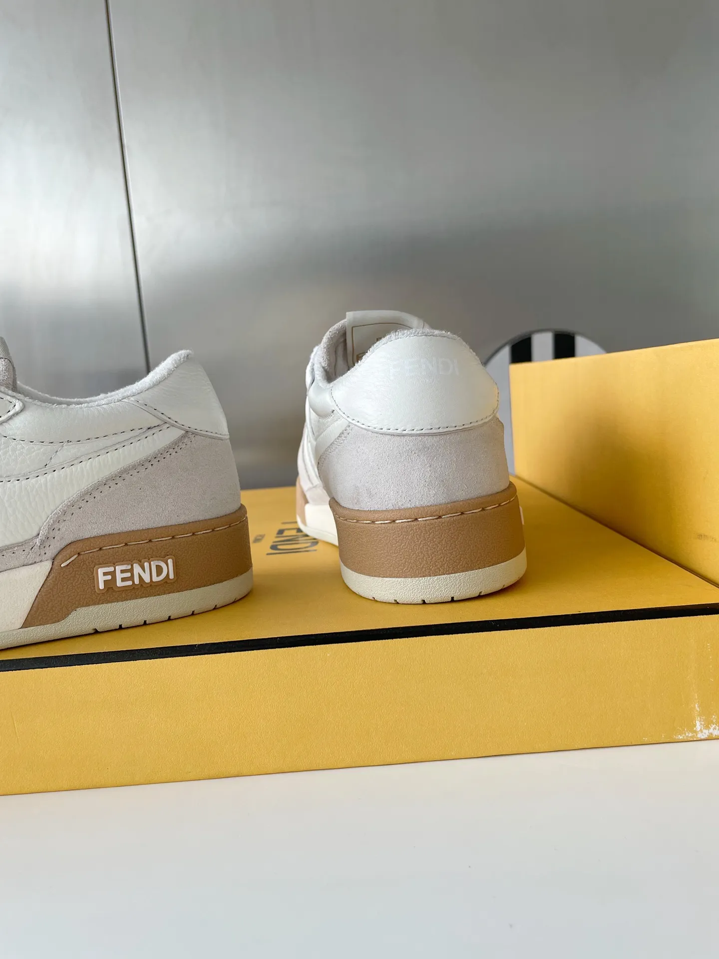 👟👟Ex-factory price👟👟Ex-factory price 520 👟👟 Fendi match's latest sneakers for couples, the first sneakers created by designer Kim Jones. Fendi match is similar to LV's Trainer basketball sneakers. The shoe shape is similar, with FF retro design added. The upper is made of suede and leather stitching. The double F logo on the side is convex and the lining is made of terry velvet. The upper foot is super soft and light. Comfortable and paired with a sweatshirt, full of youthful feel, and comes with exquisite packaging at the counter. Exclusive products, FENDI, trade channel orders, 2022 early spring catwalk models, capsule series, casual sneakers for couples. Cecilia Cheung, Jane Zhang, He Sui, Gu Li Nazha, Tang Yixin, Song Zuer, Wei Ya, and many other celebrities have endorsed them with FENDI Match sneakers. Let your thoughts flow, let the sunshine pour in, and interpret a variety of outfits! Fabric: Original custom suede + leather splicing combination Lining: Imported custom terry velvet lining Sole: Original molded T👟👟 Factory price U two-color combination sole Sole thickness: 3CM Size: Women's 35-40 / Men's 39-45